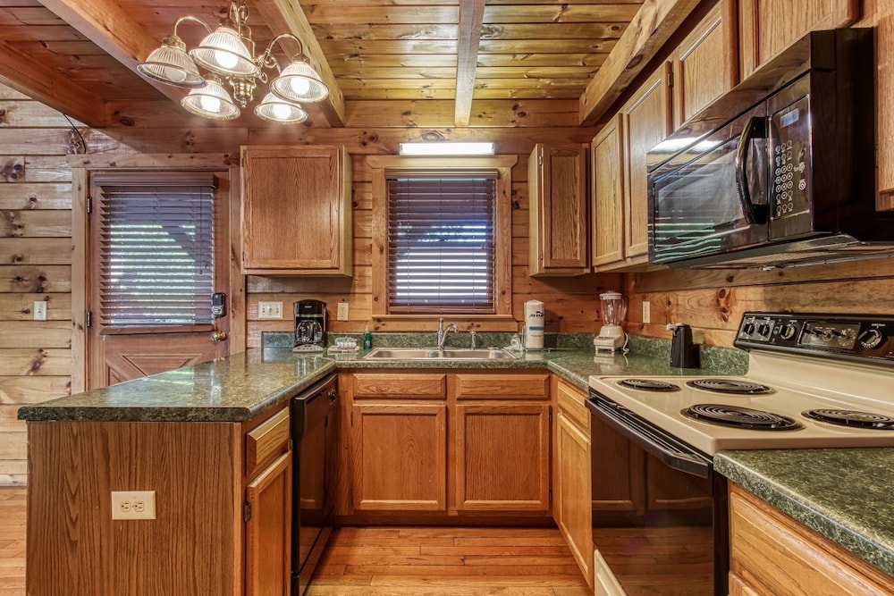Er5 - Log Heaven - Great Location! Close To All The Action! 1 Bedroom Cabin by RedAwning view 3