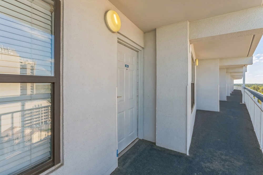 Oceanfront Gem Pool, Balcony, Modern Touch 3 Bedroom Condo