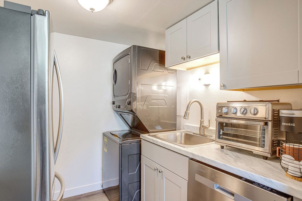 Explore Red Rocks & Green Mtn: Townhome w/ Pool!