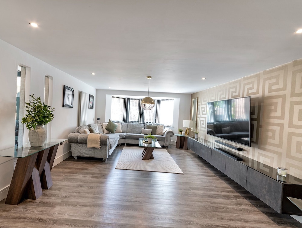 5 Bed Villa-sleeps 10-hot Tub-bar & Pool Table