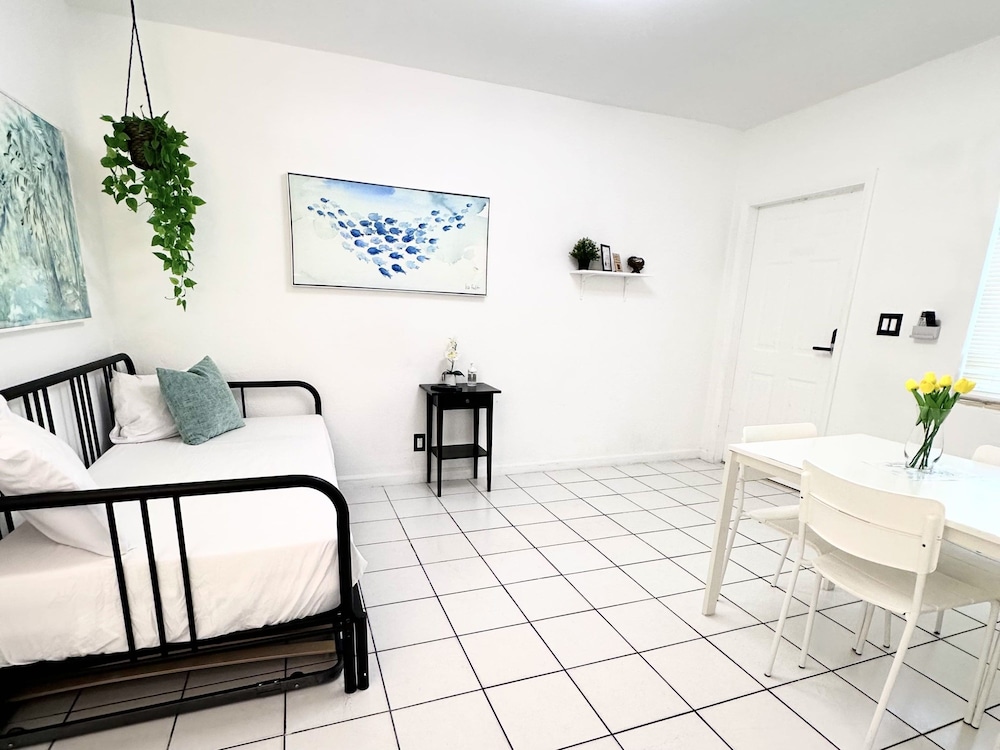 Southwinds Inn 7 for 4 Guests Close to the Beach