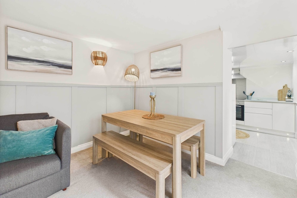 Host Stay Surf Jewel