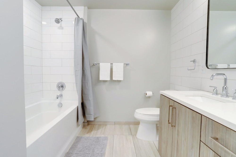 Bright Apartment with Great Amenities