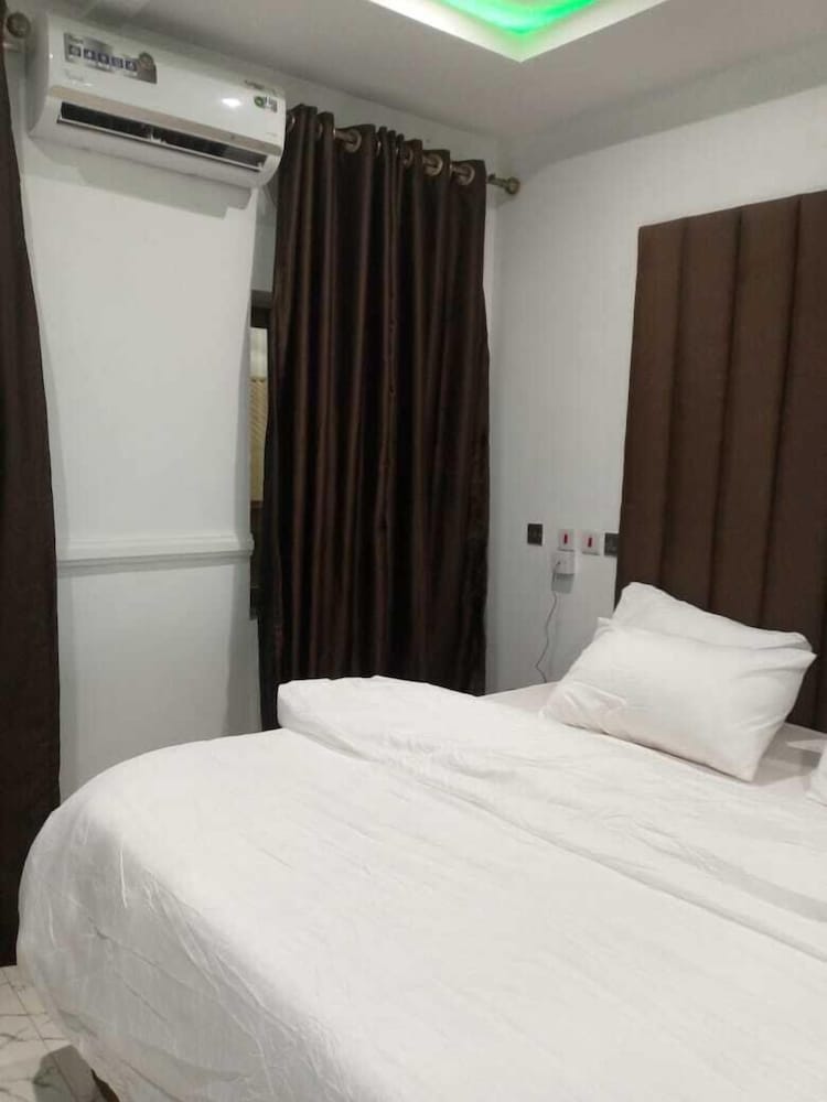 London Branch Hotel and Restaurant view 4