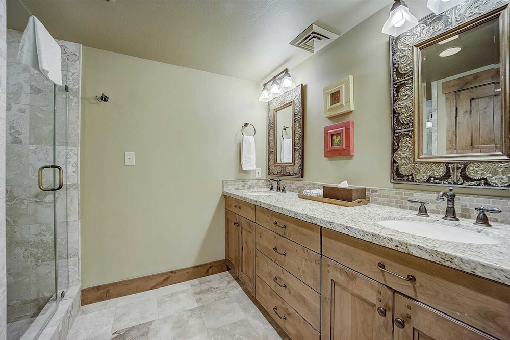 2 Condos Ski-in/ski-out at Deer Valley + Hot Tubs Mont Cervin by Avantstay