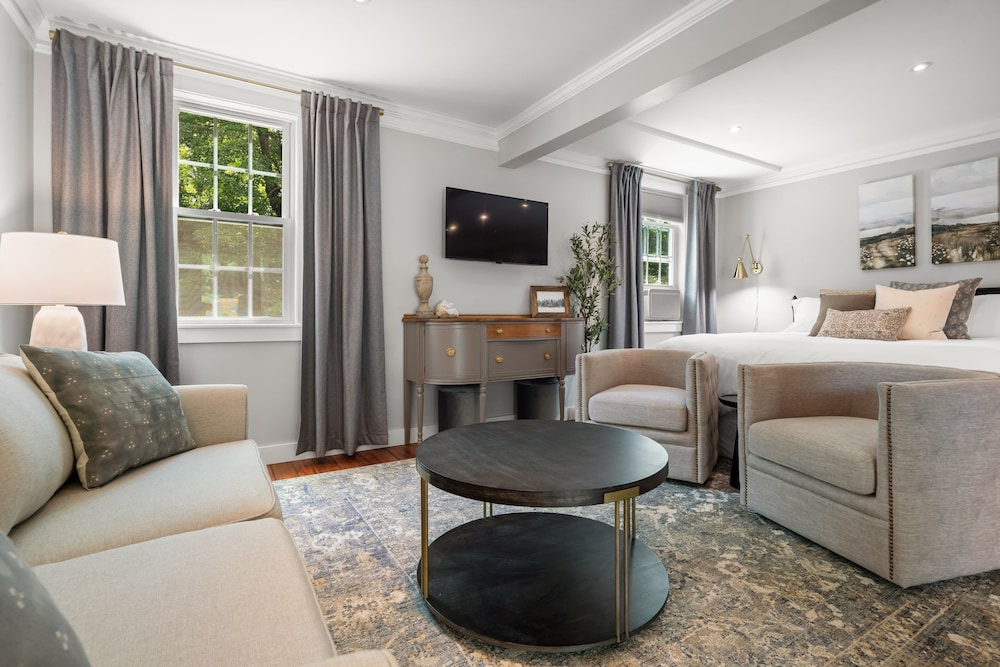 The Aurora Inn & Cottages