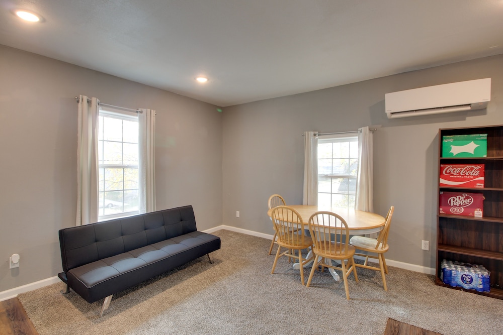 Cozy Missouri Escape w/ Balcony, Near Colleges! view 4