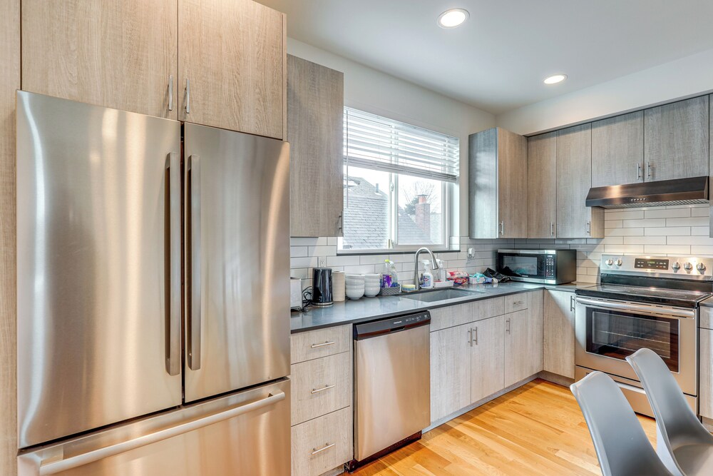 Walk to UW: Townhome w/ Rooftop Patio!