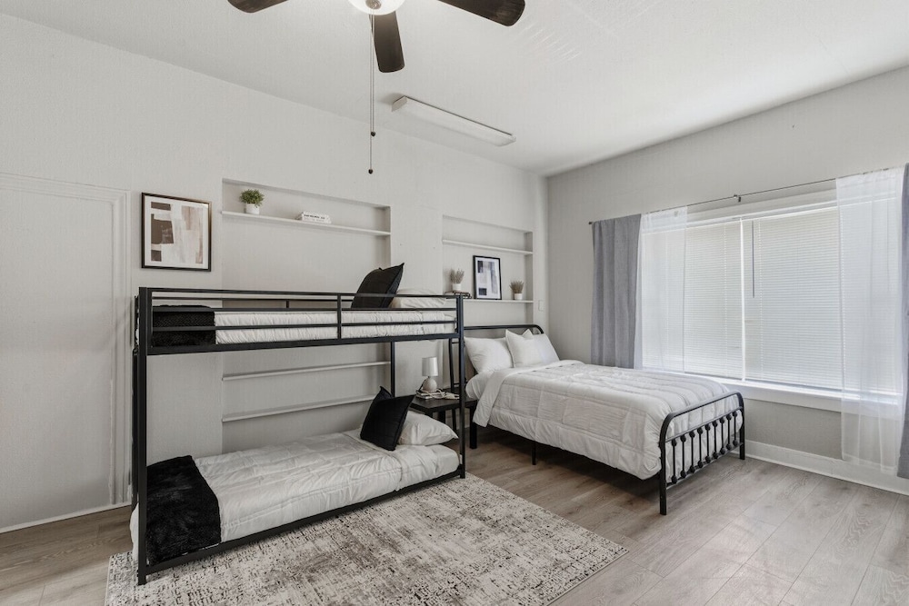 Bright 2BR Duplex Mins to Downtown San Antonio