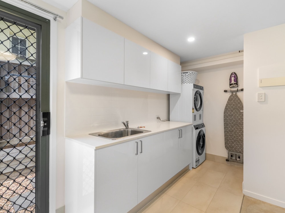 Close to Airport, Cafes, Train & Boondall Wetlands