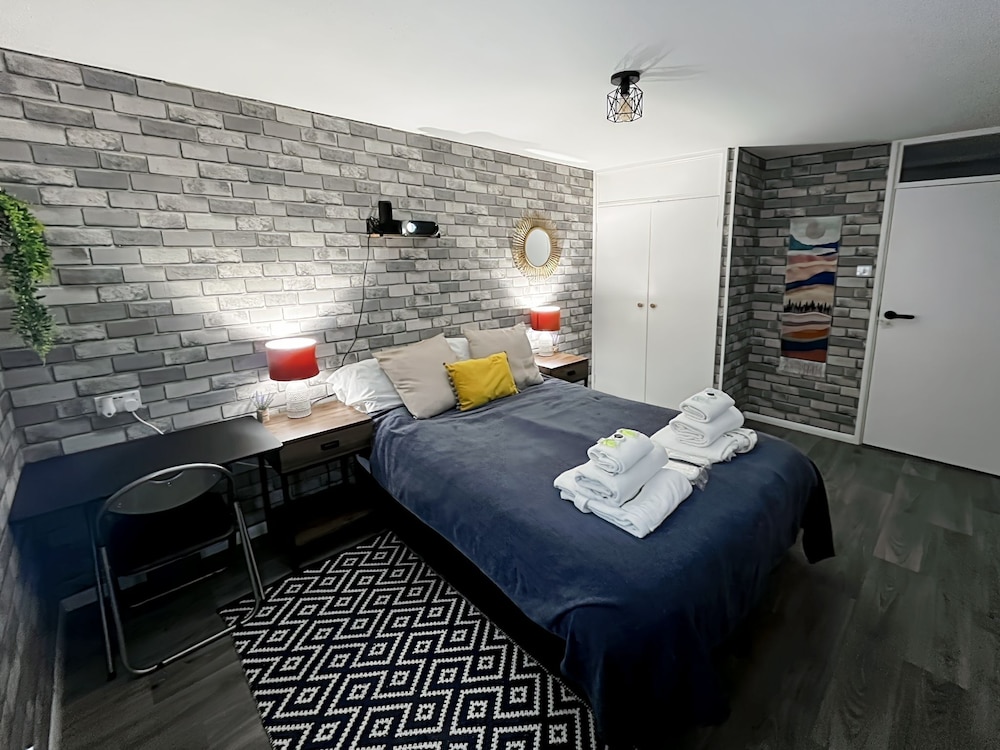 Central Brighton 1-bedroom Flat Modern & Bright Walk to Beach Sleeps 2