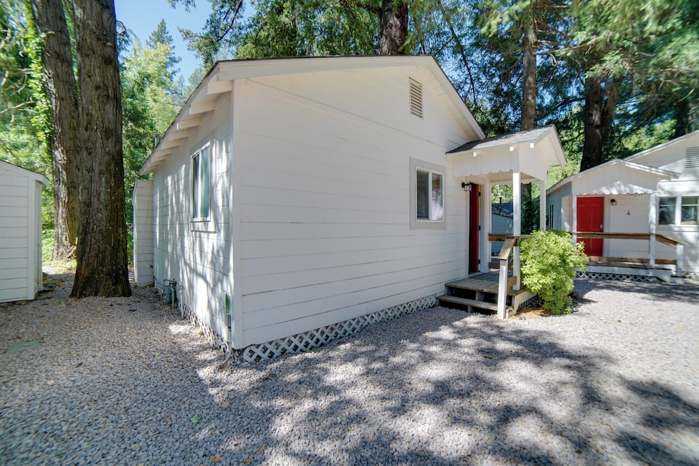 Golf, Hike, Sip Wine: Cobb Mountain Cabin w/ Patio