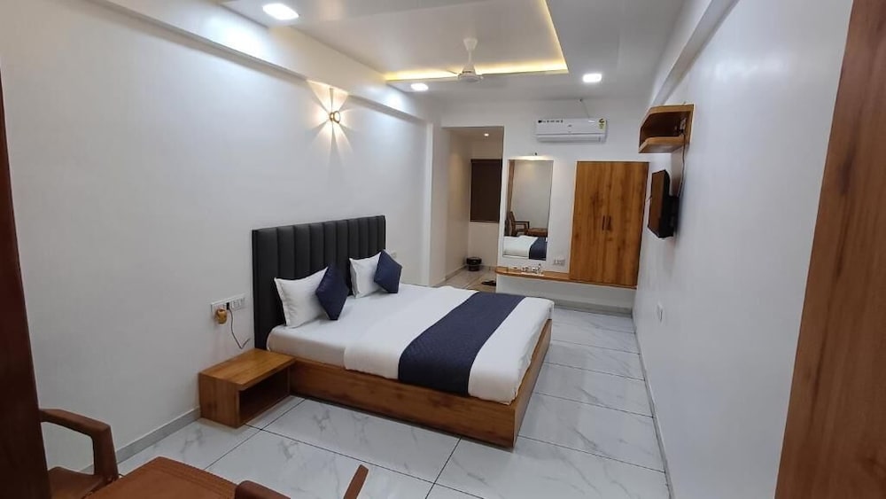 Hotel The Grand Jashi Residency