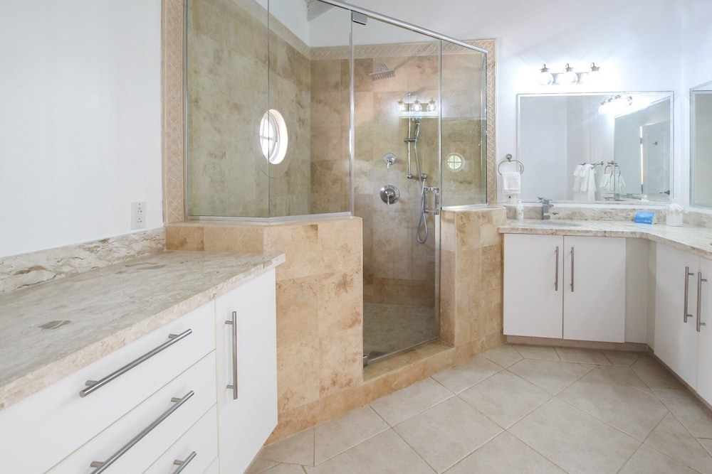 Relax Poolside At This Stylish Townhouse - Porters Gate 24 by BSL Rentals