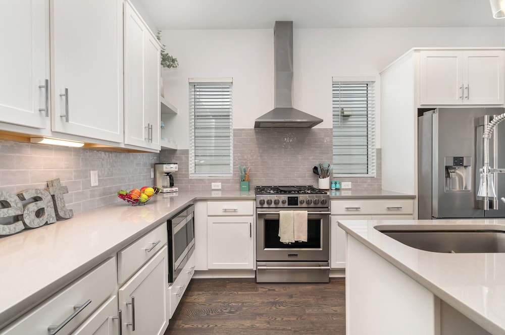 Jade - Private Patio and Balcony - Near Germantown