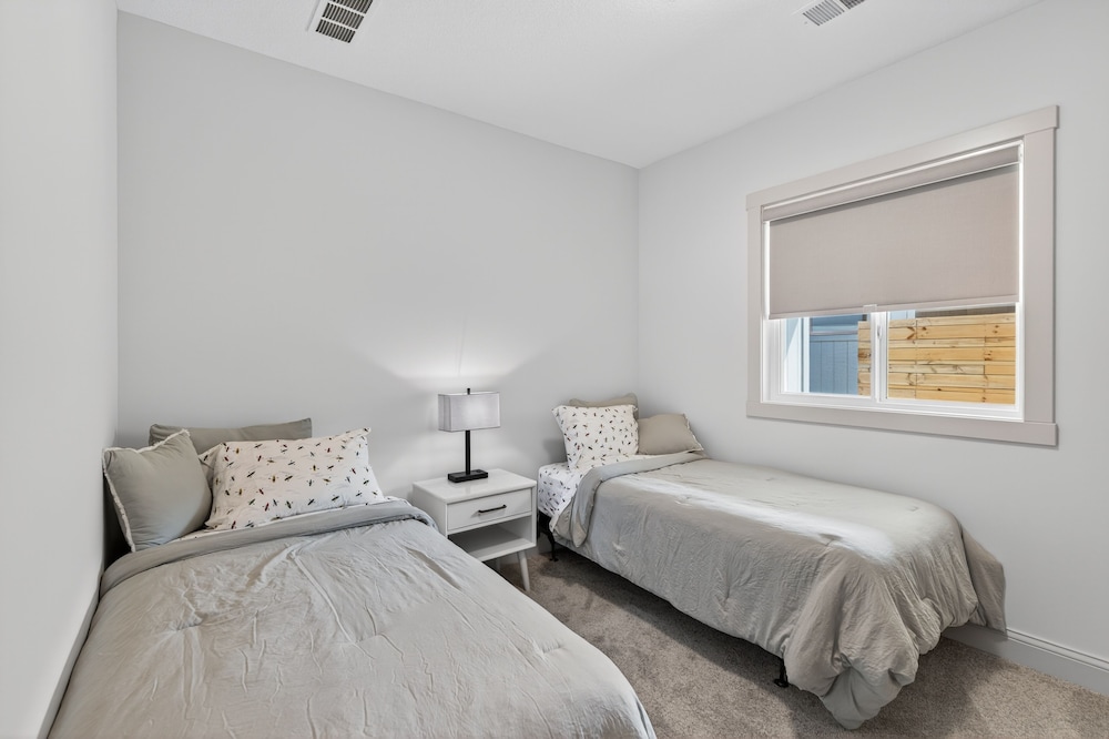 Plush & Roomy - Perfect For All Ages Near Ku & Kc 3 Bedroom Duplex
