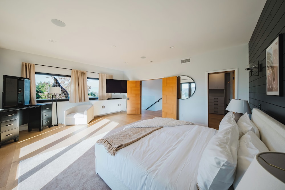 Farley Court - Stylish Hillside Residence With Stunning Views