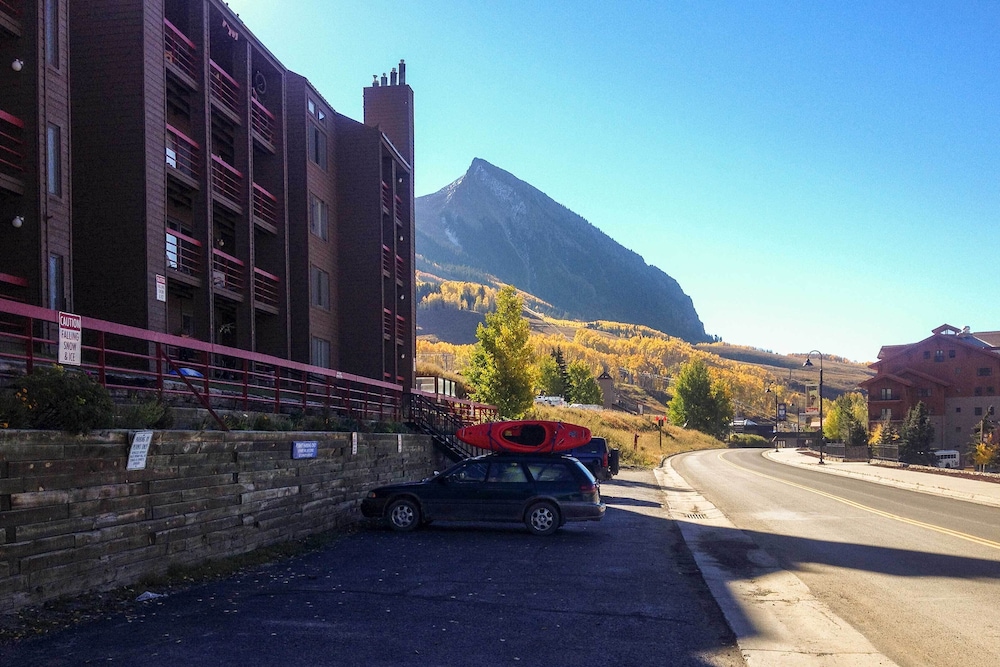Mt Crested Butte 'cajun Chalet' Condo: Walk to Ski - main view