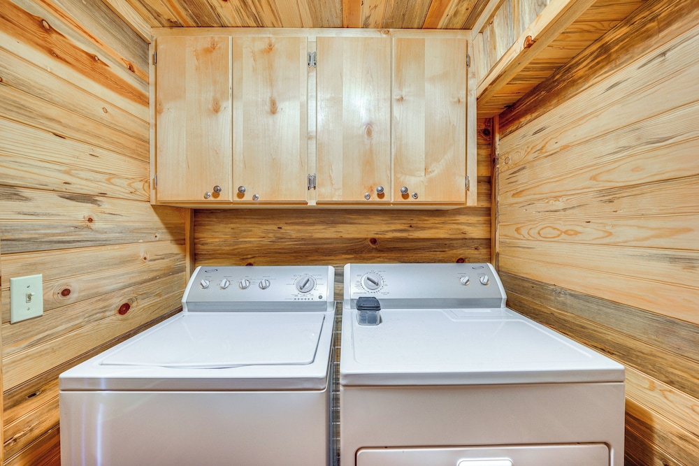 Hot Tub & Fire Pit: Cozy Cabin in Broken Bow!