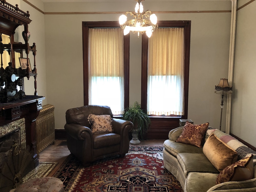 Vineyard Mansion & Carriage House Bed & Breakfast