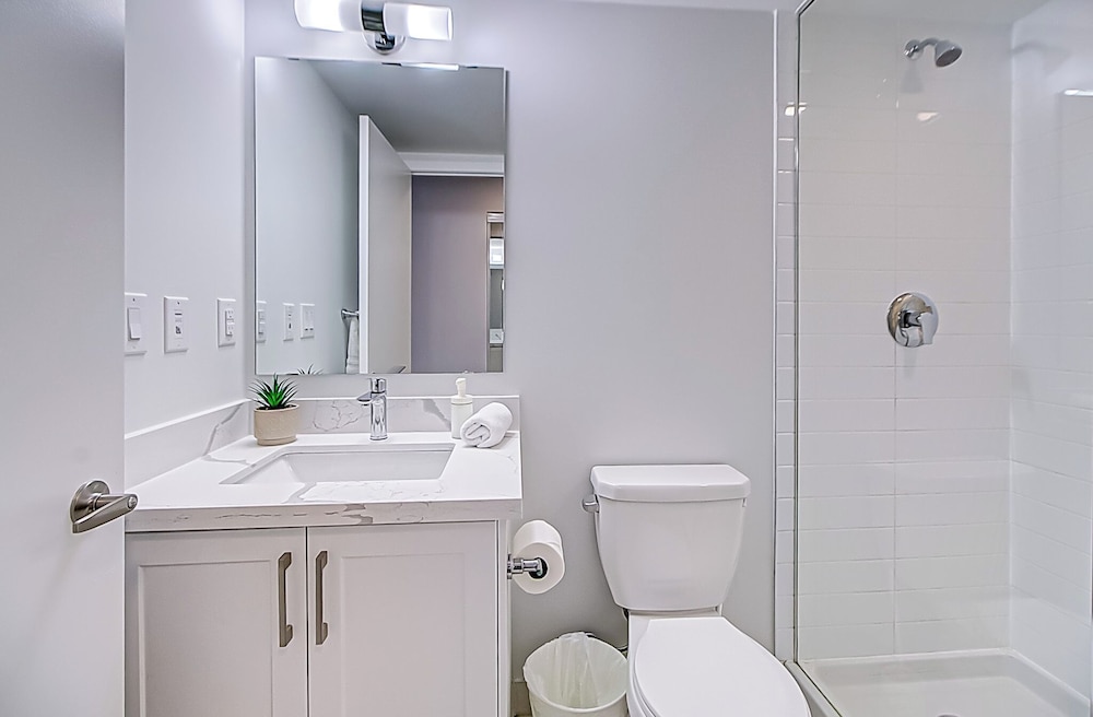 Modern 3BR Retreat Near Yorkdale Mall