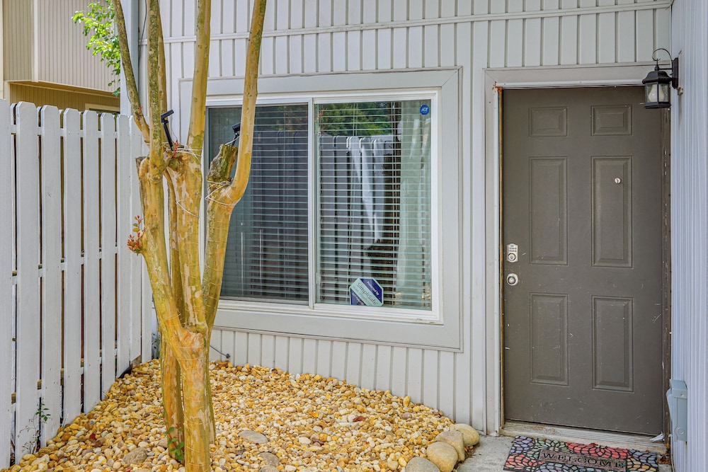 Steps to Park: Dog-friendly Condo in Conyers!