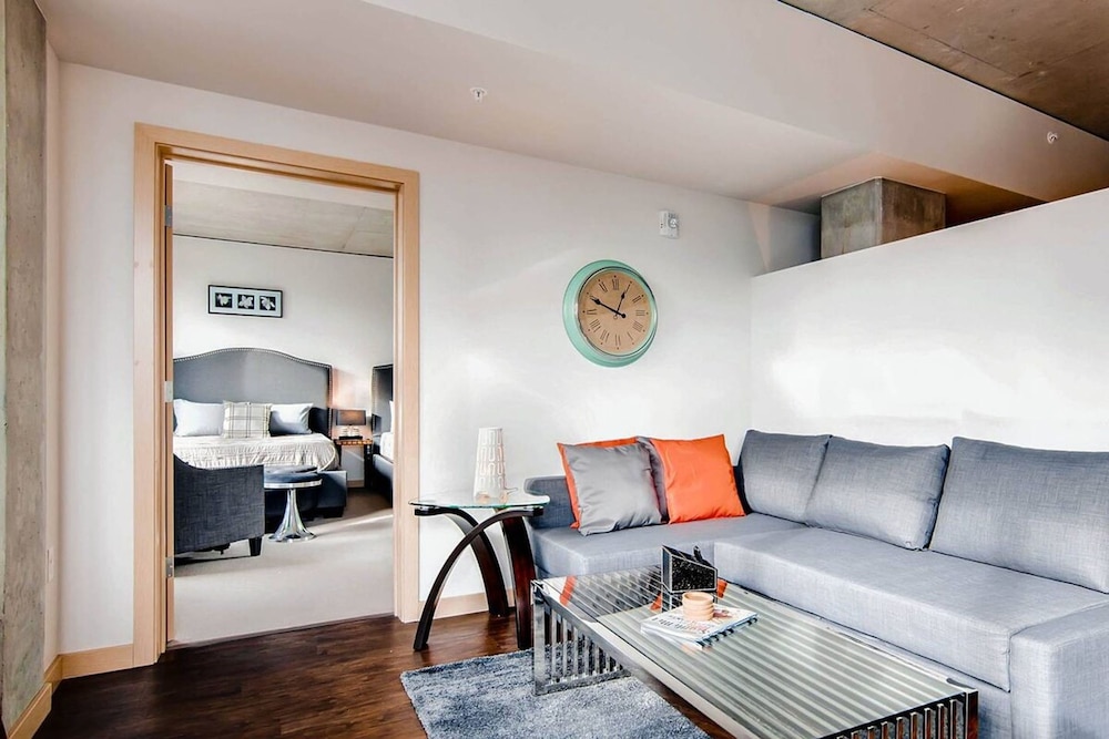 1 Location 2BR Across From Space Needle -vr1