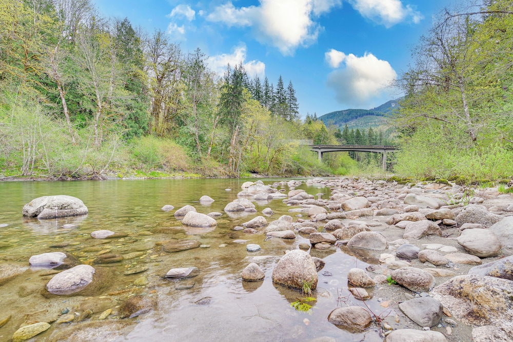 Riverfront Skykomish Cabin w/ Private Hot Tub!