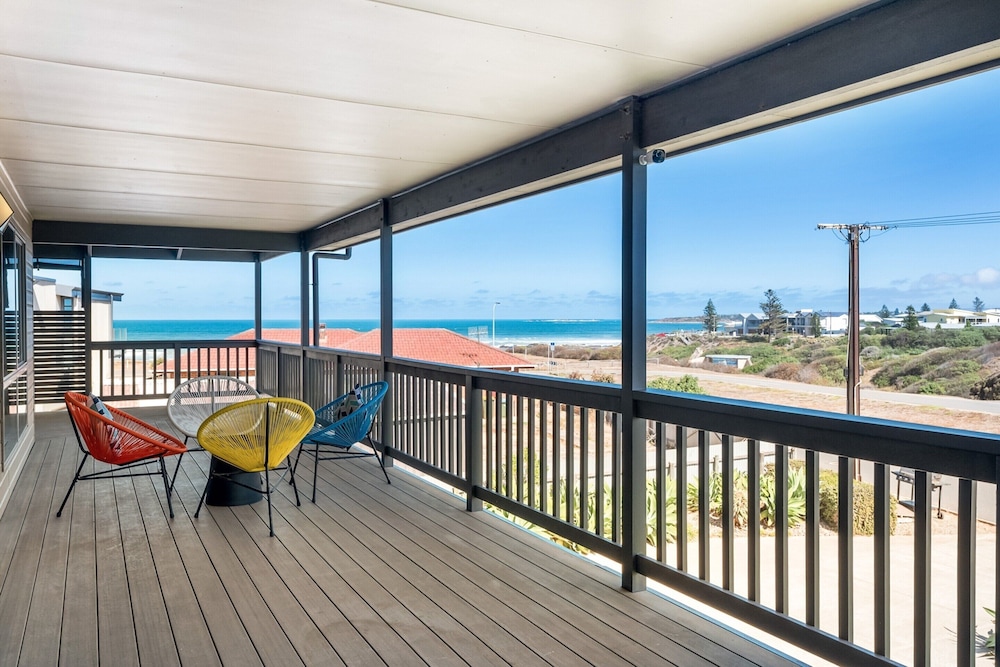 Large Upstairs Family Stay Near Middleton Beaches