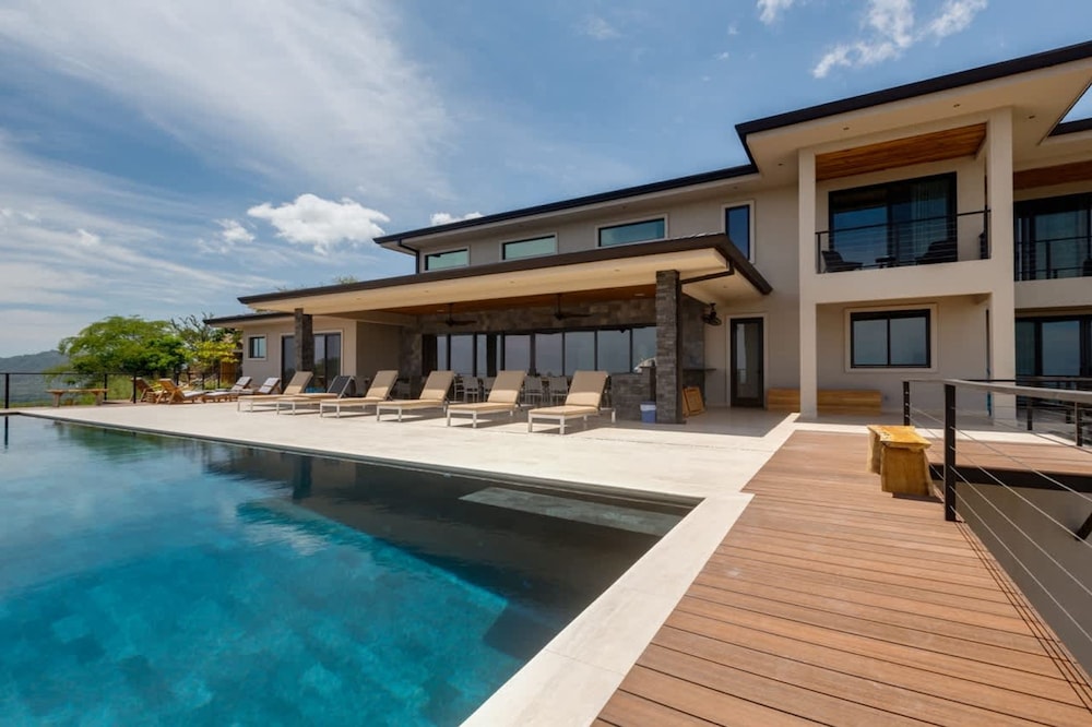 w Breathtaking 9BR Villa in Costa Rica