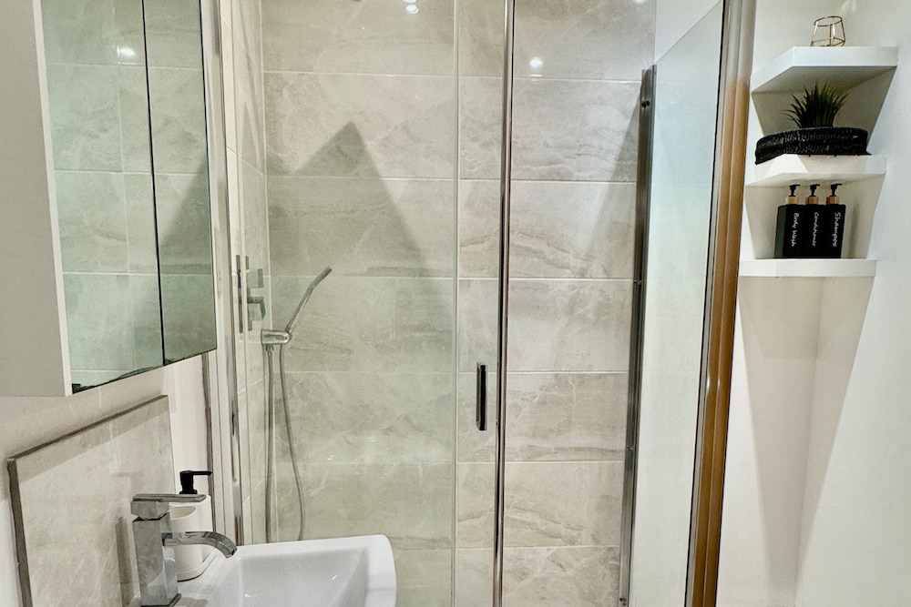 Stylish 1 bed Apartment - Sleeps 4 & Free Parking