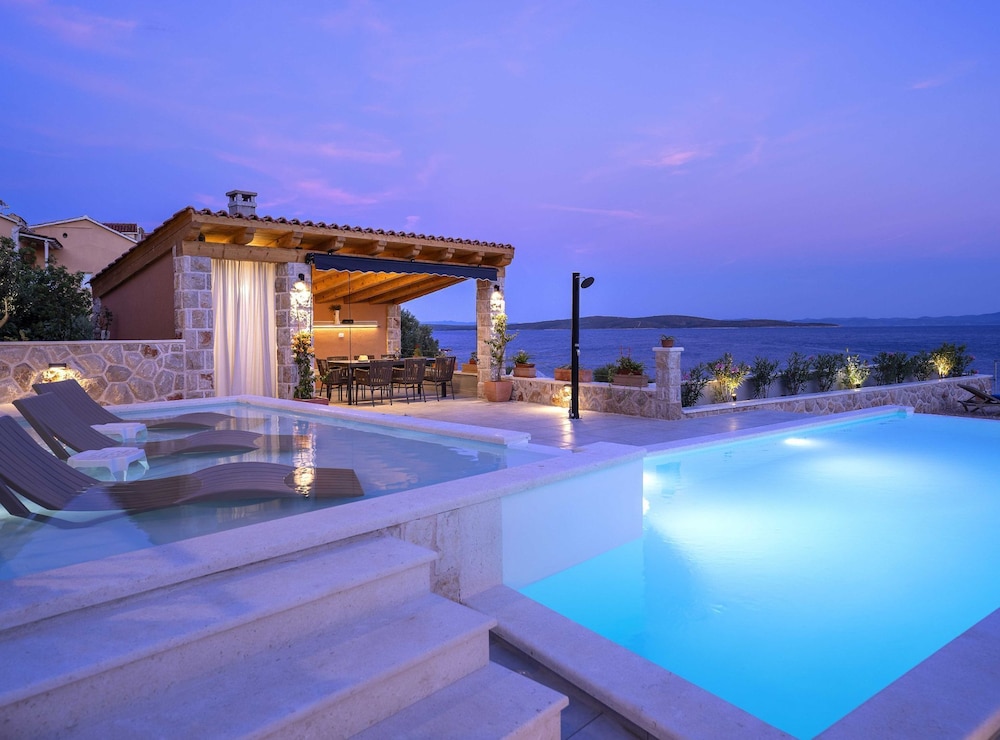 Sunlit Shores Beach Villa With Pool, Gym and Sauna