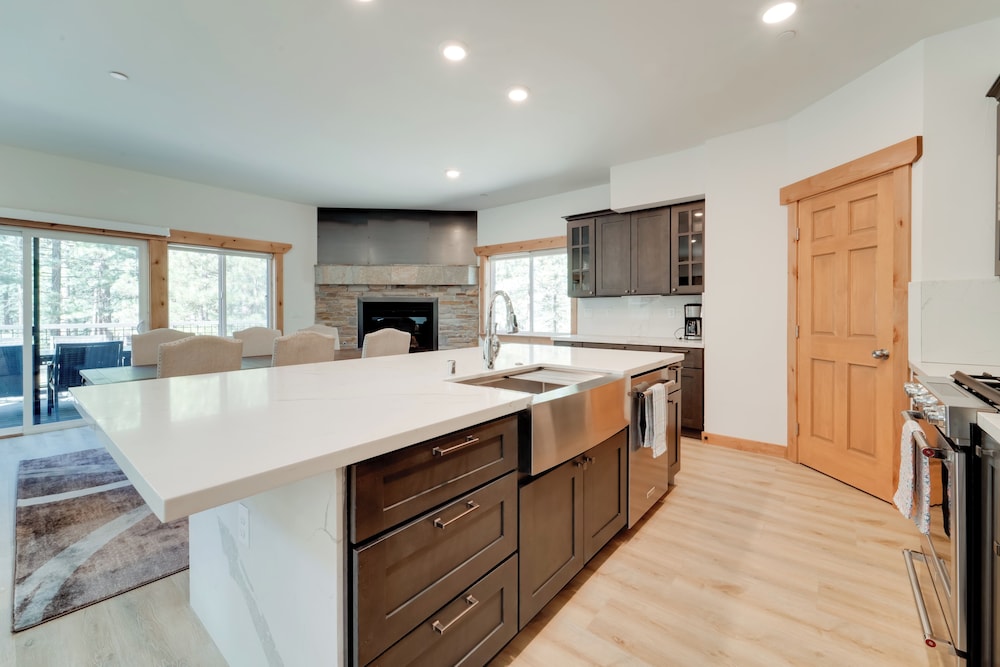 7 Mi to Lake Davis: Family Outdoor Retreat w/ Deck