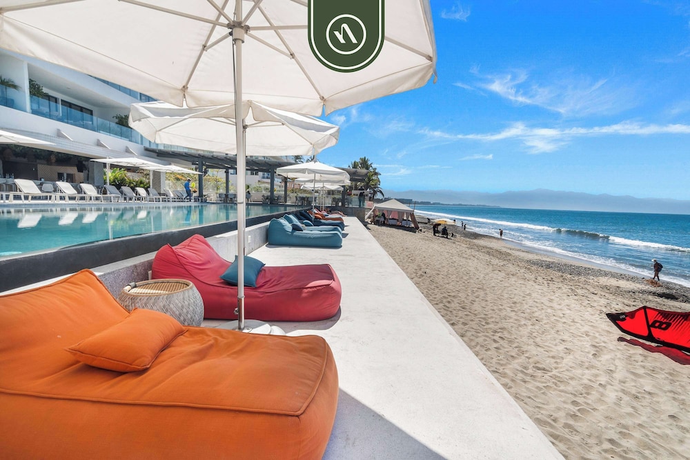 Luxury 2 BR Condo With Dream Pools - Beach - Art
