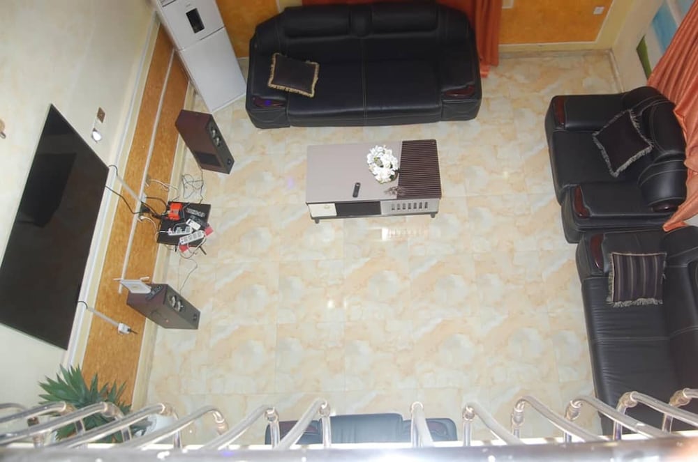 6 Bedroom Serviced Apartments In House in Benin