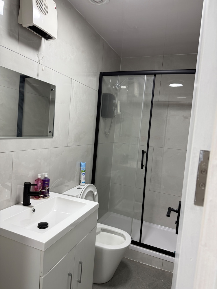 Lutom 2 Bed Flat - 1 With Sofa bed Sleeps 4