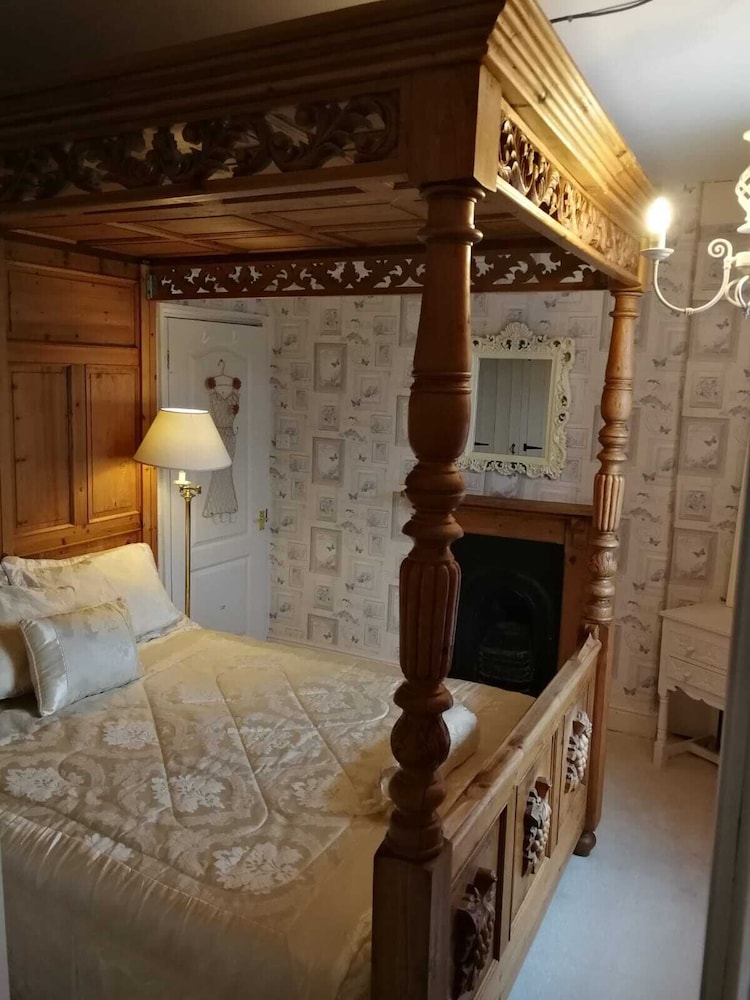 House Sleeps 7 With Hot Tub & Pets view 3