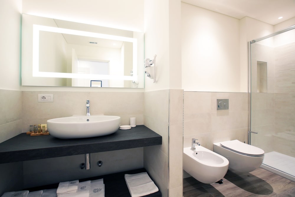 Villa Liberty - Lake Como Rooms & SPA