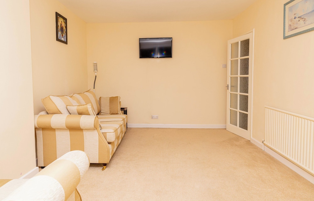 3 Bed - Sleeps 4 - Free Parking - Private Garden