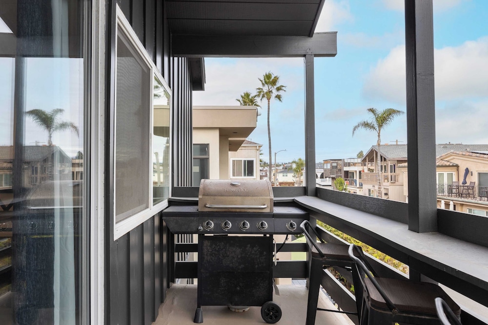 Sleeps 18 Steps to the Beach, Shops & Eateries Ocean Views, Patio, Fire Pit