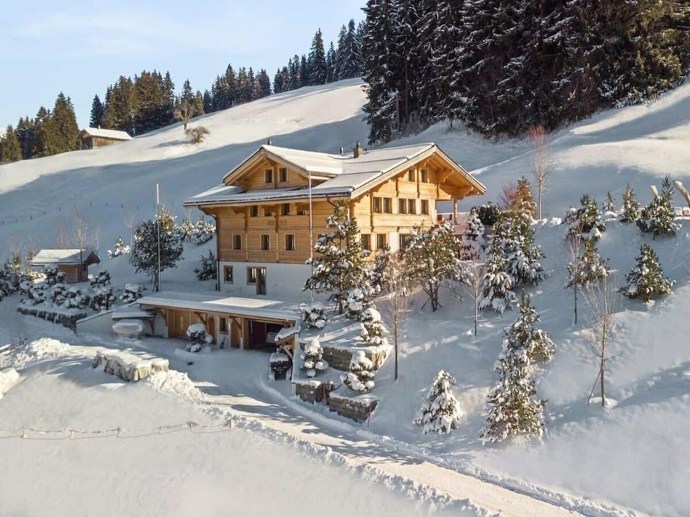 Beautiful Modern Chalet in the Gstaad Region