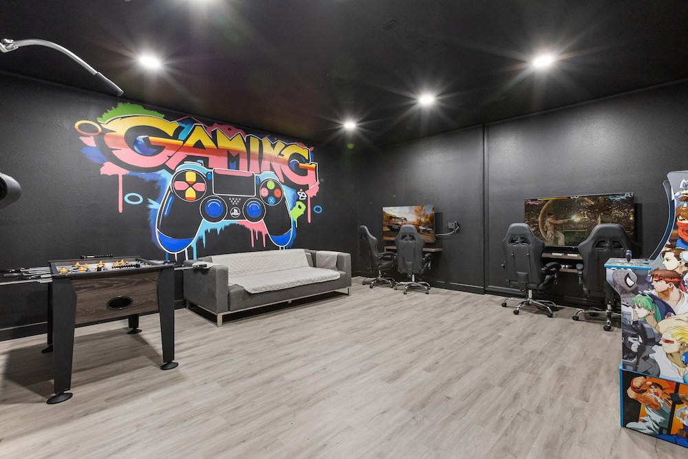 Family Fun Villa w Pool Hot Tub Game Room
