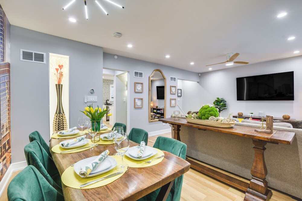 Stylish Chicago Retreat: Walk to Loyola University