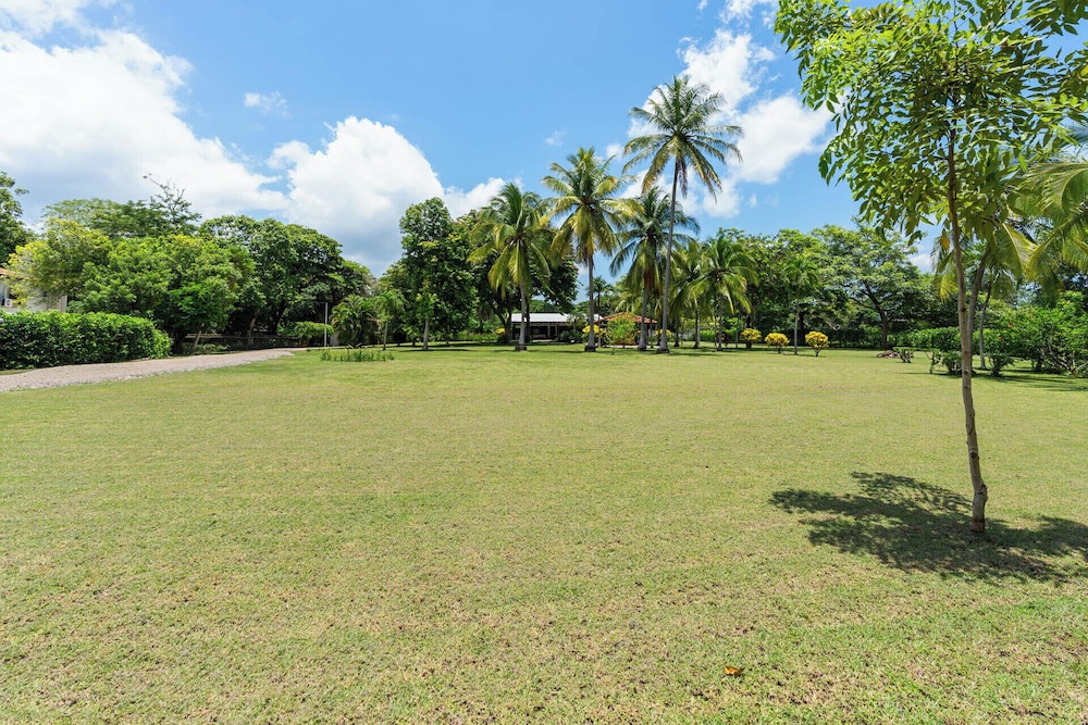 3-BD Home with Pool, Walk to Beach