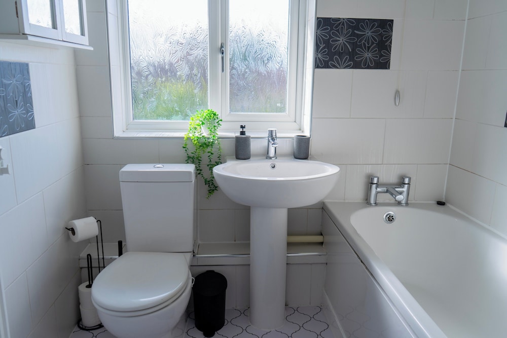 House - Sleeps 10 - Parking - Stn Close