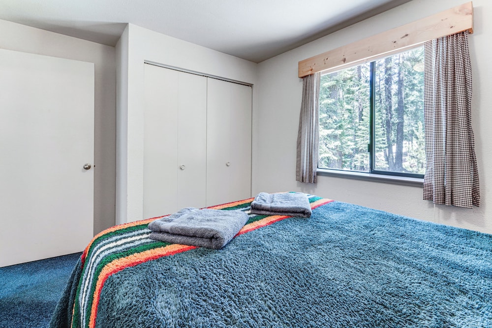 6 Mi to Downieville Downhill: Cabin w/ Mtn Views