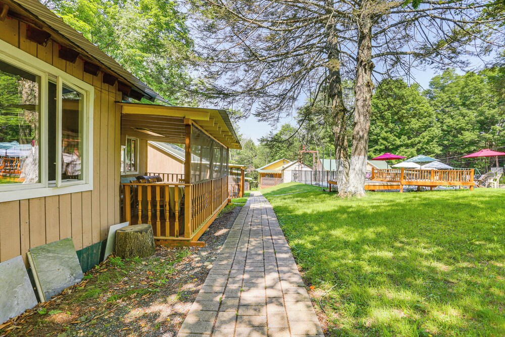 5 Mi to Monticello Raceway: Cabin w/ Pool Access!