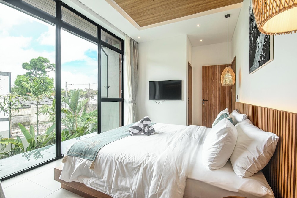 Luxury 5BR Retreat, 400m From Café Del Mar Shore