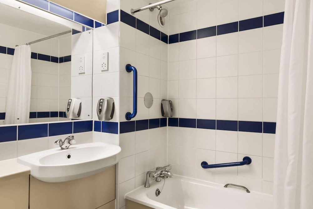 Winchester Vacations - Days Inn by Wyndham Sutton Scotney North - Property Image 6