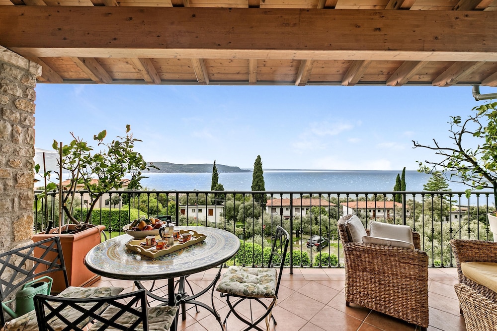 Grotten Loft in Toscolano Maderno view 2
